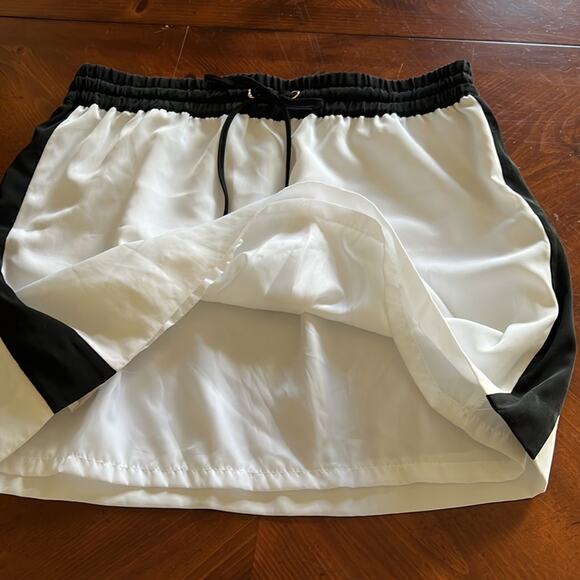 Express NWT White and Black Mini Skirt Woman Size Small Sporty Tenniscore - Picture 6 of 7